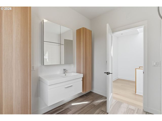 4409 Sw CARL Pl, Portland, OR 97239