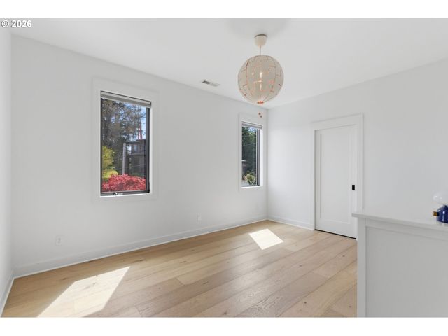 4409 Sw CARL Pl, Portland, OR 97239