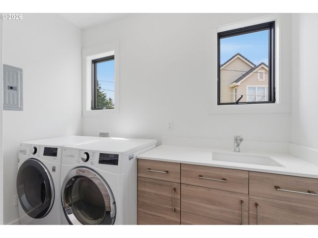 4409 Sw CARL Pl, Portland, OR 97239