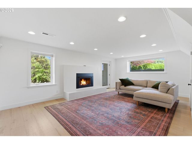 4409 Sw CARL Pl, Portland, OR 97239