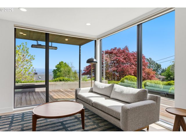 4409 Sw CARL Pl, Portland, OR 97239