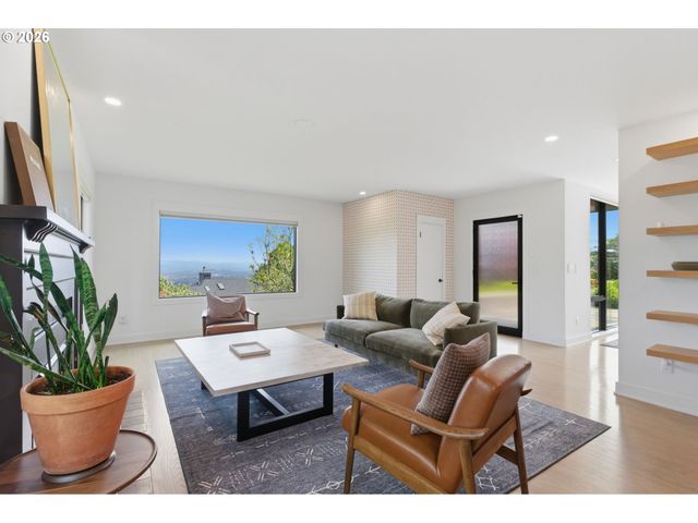 4409 Sw CARL Pl, Portland, OR 97239