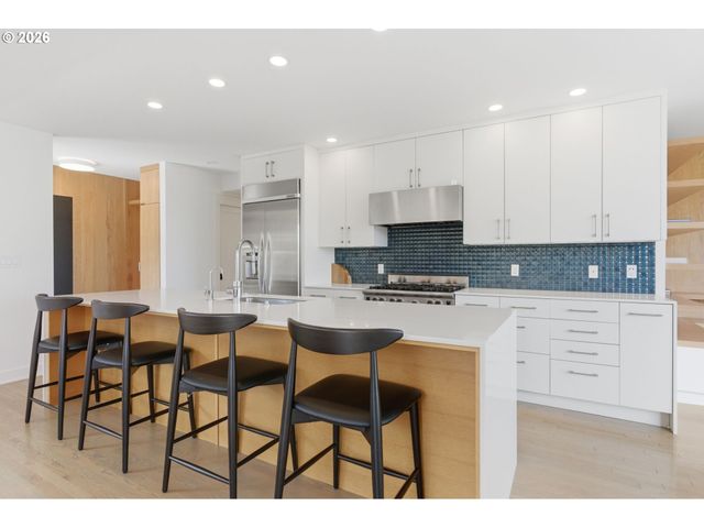 4409 Sw CARL Pl, Portland, OR 97239