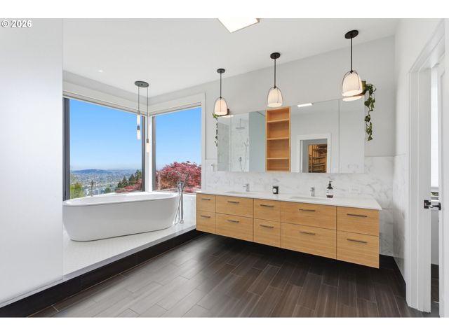 4409 Sw CARL Pl, Portland, OR 97239