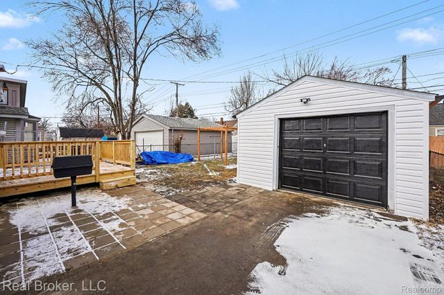 973 E Guthrie Avenue, Madison Heights, MI 48071