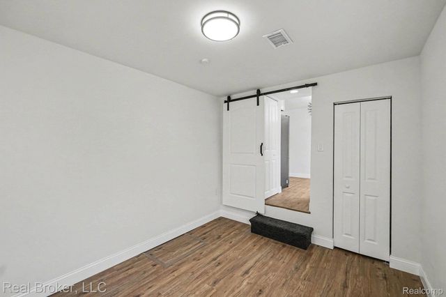973 E Guthrie Avenue, Madison Heights, MI 48071