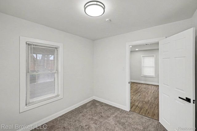 973 E Guthrie Avenue, Madison Heights, MI 48071