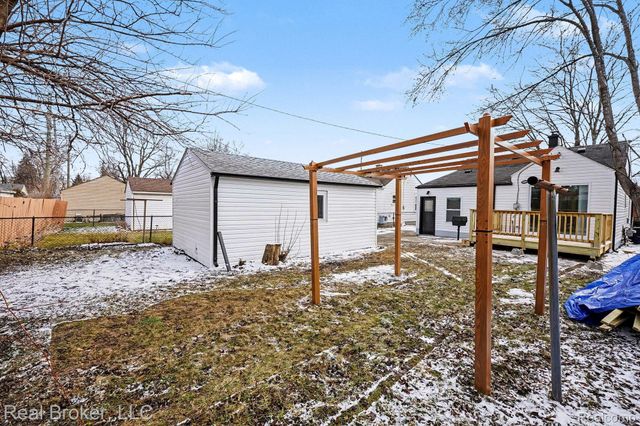 973 E Guthrie Avenue, Madison Heights, MI 48071