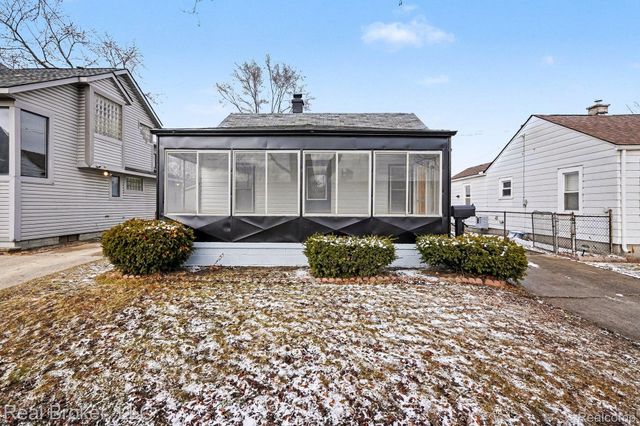 973 E Guthrie Avenue, Madison Heights, MI 48071