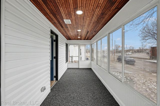 973 E Guthrie Avenue, Madison Heights, MI 48071