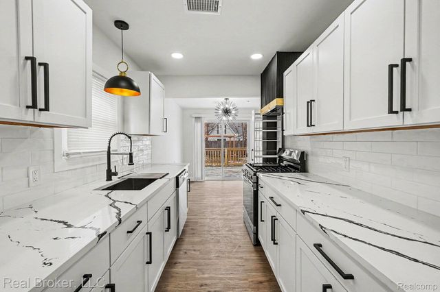 973 E Guthrie Avenue, Madison Heights, MI 48071