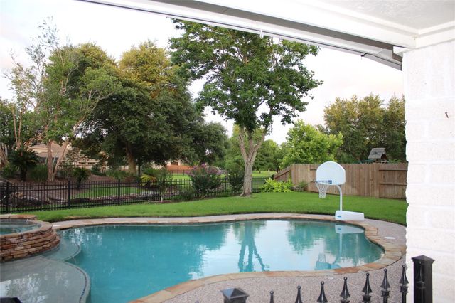 1901 Edgewater Drive, Friendswood, TX 77546