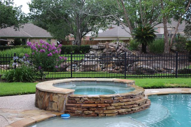 1901 Edgewater Drive, Friendswood, TX 77546