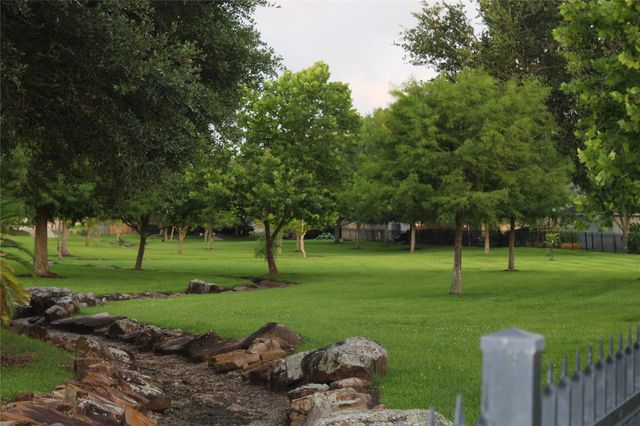 1901 Edgewater Drive, Friendswood, TX 77546