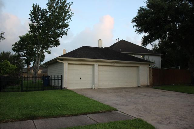 1901 Edgewater Drive, Friendswood, TX 77546