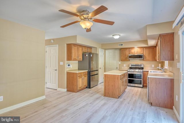 221 LONGVIEW DR, Reading, PA 19608