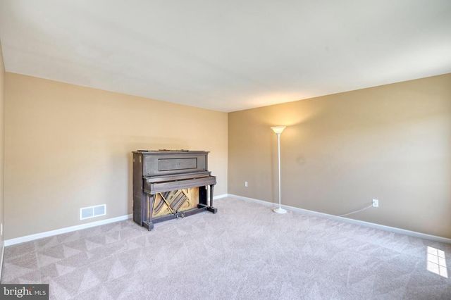 221 LONGVIEW DR, Reading, PA 19608