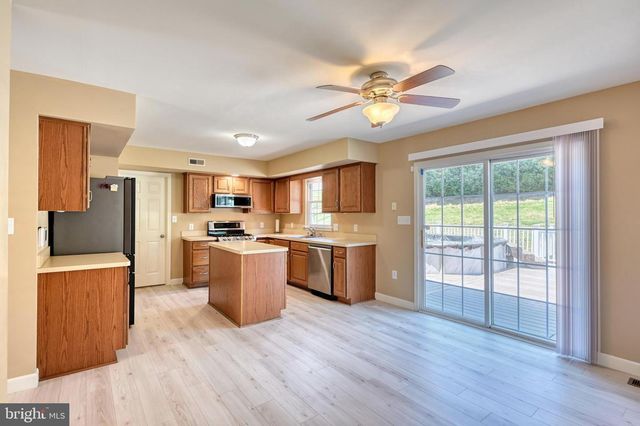 221 LONGVIEW DR, Reading, PA 19608