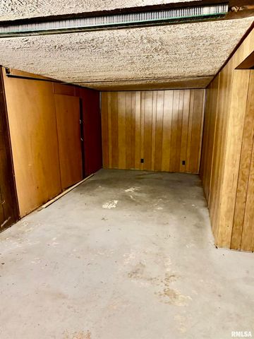 1406 25TH Avenue S, Clinton, IA 52732