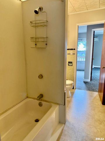 1406 25TH Avenue S, Clinton, IA 52732