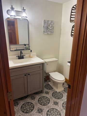 31 Webb St, Middleton, MA 01949