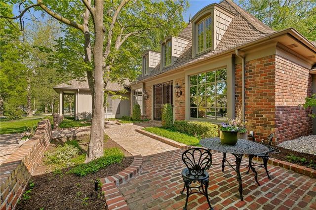 2003 W 69 Terrace, Mission Hills, KS 66208