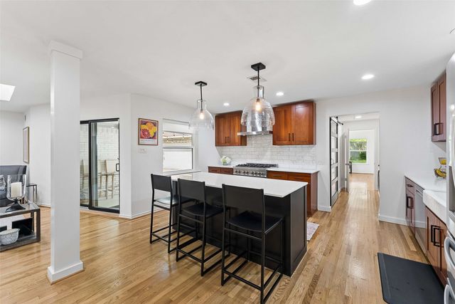 6735 Kingsbury Drive, Dallas, TX 75231