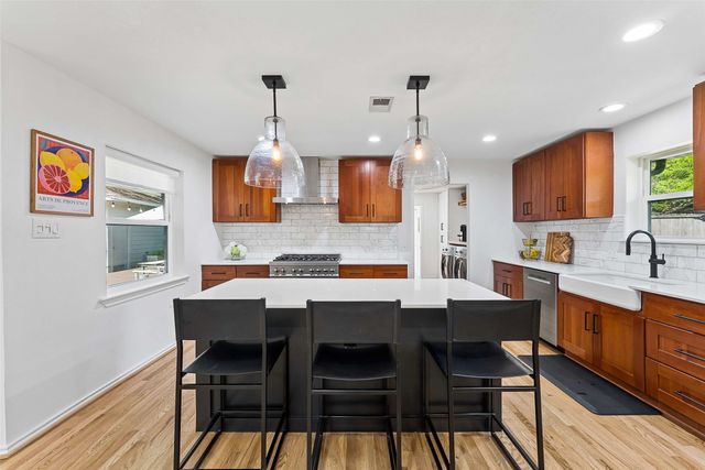 6735 Kingsbury Drive, Dallas, TX 75231