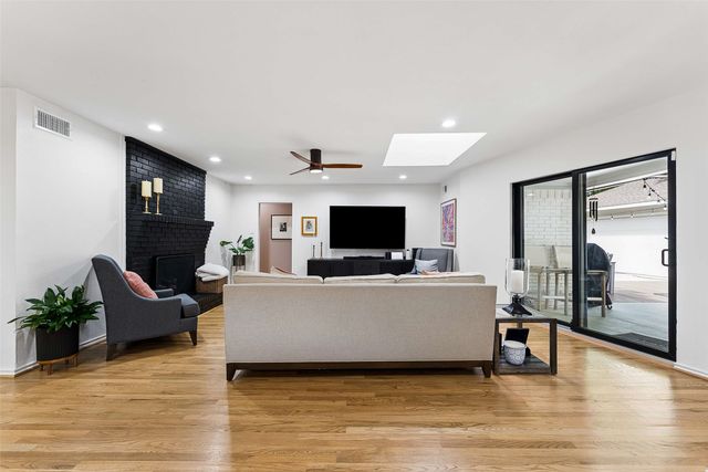 6735 Kingsbury Drive, Dallas, TX 75231