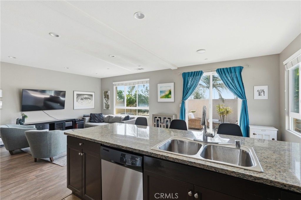 Image 10 of property listing at 12001 Jackson Square Court, Hawthorne, CA 90250