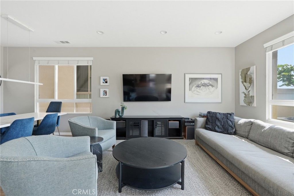 Image 11 of property listing at 12001 Jackson Square Court, Hawthorne, CA 90250