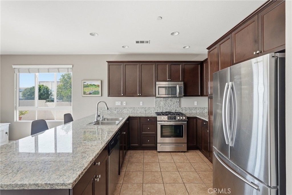 Image 8 of property listing at 12001 Jackson Square Court, Hawthorne, CA 90250