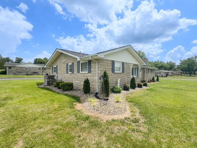 1406 Ellington Dr, Lafayette, TN 37083