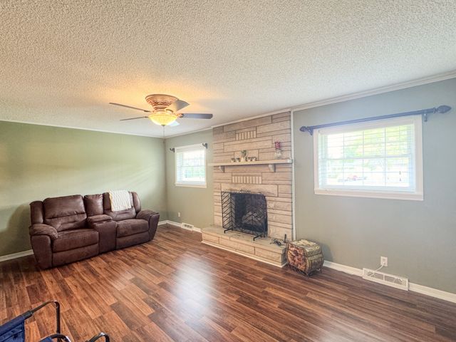 1406 Ellington Dr, Lafayette, TN 37083