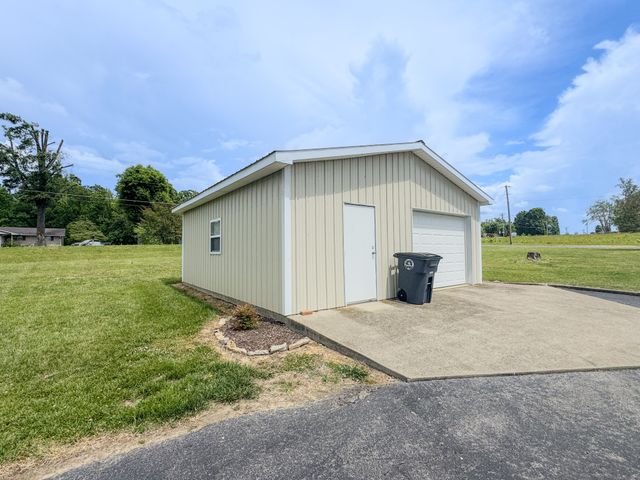 1406 Ellington Dr, Lafayette, TN 37083