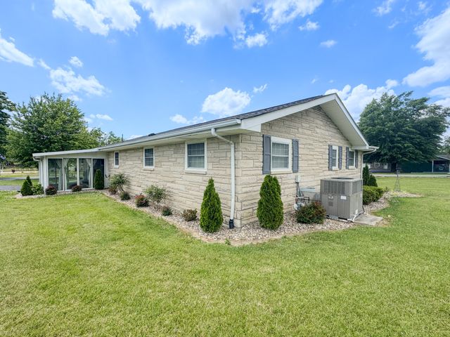 1406 Ellington Dr, Lafayette, TN 37083