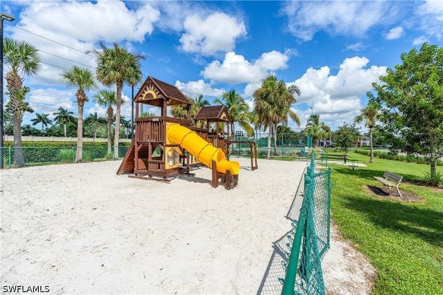 185 Santa Clara DR 13, Naples, FL 34104