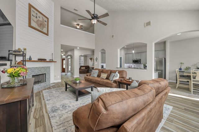 34 W Prairie Dawn Circle, The Woodlands, TX 77385