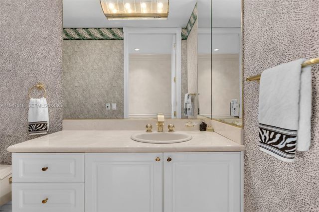 5225 Collins Ave PH8, Miami Beach, FL 33140