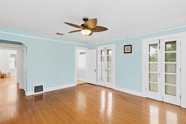308 S ERKEL AVE, Seguin, TX 78155