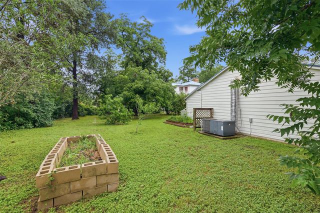 308 S ERKEL AVE, Seguin, TX 78155