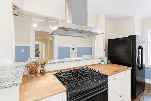 308 S ERKEL AVE, Seguin, TX 78155