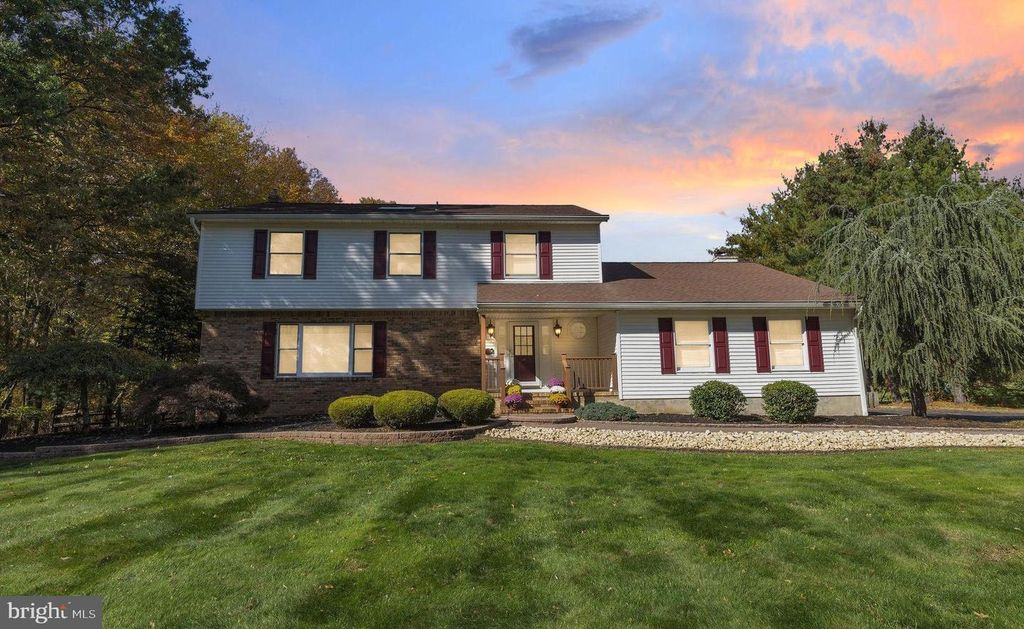 33 BEECHWOOD DR, Robbinsville, NJ 08691