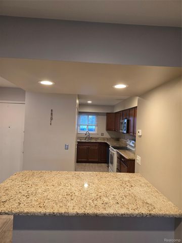 1932 Klingensmith Road 56 B, Bloomfield Hills, MI 48302