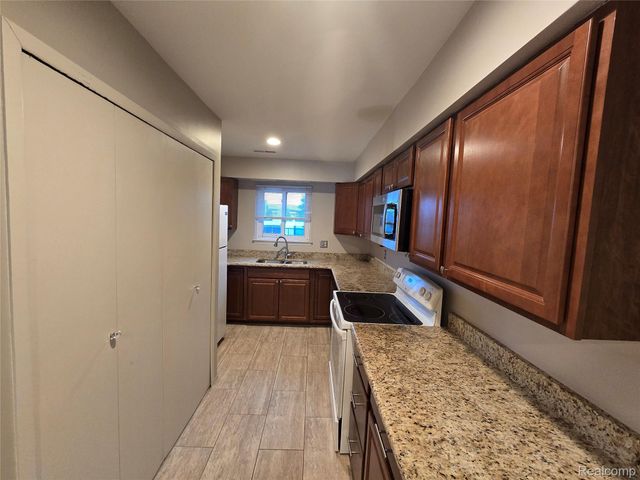 1932 Klingensmith Road 56 B, Bloomfield Hills, MI 48302