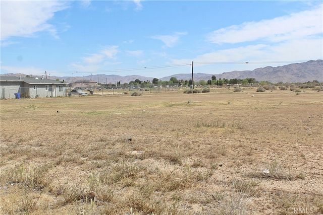 11 Navajo Road, Apple Valley, CA 92308