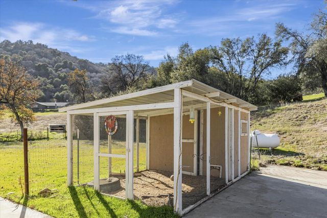 37985 Waxberry Lane, Yokuts Valley, CA 93675