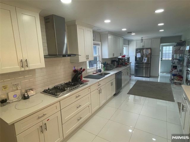 701 Sunderland Road, Teaneck, NJ 07666