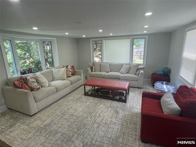 701 Sunderland Road, Teaneck, NJ 07666