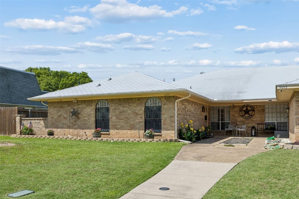 2903 Country Place Court, Carrollton, TX 75006